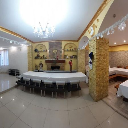 Куренiвський Двiр Kyiv Exterior photo